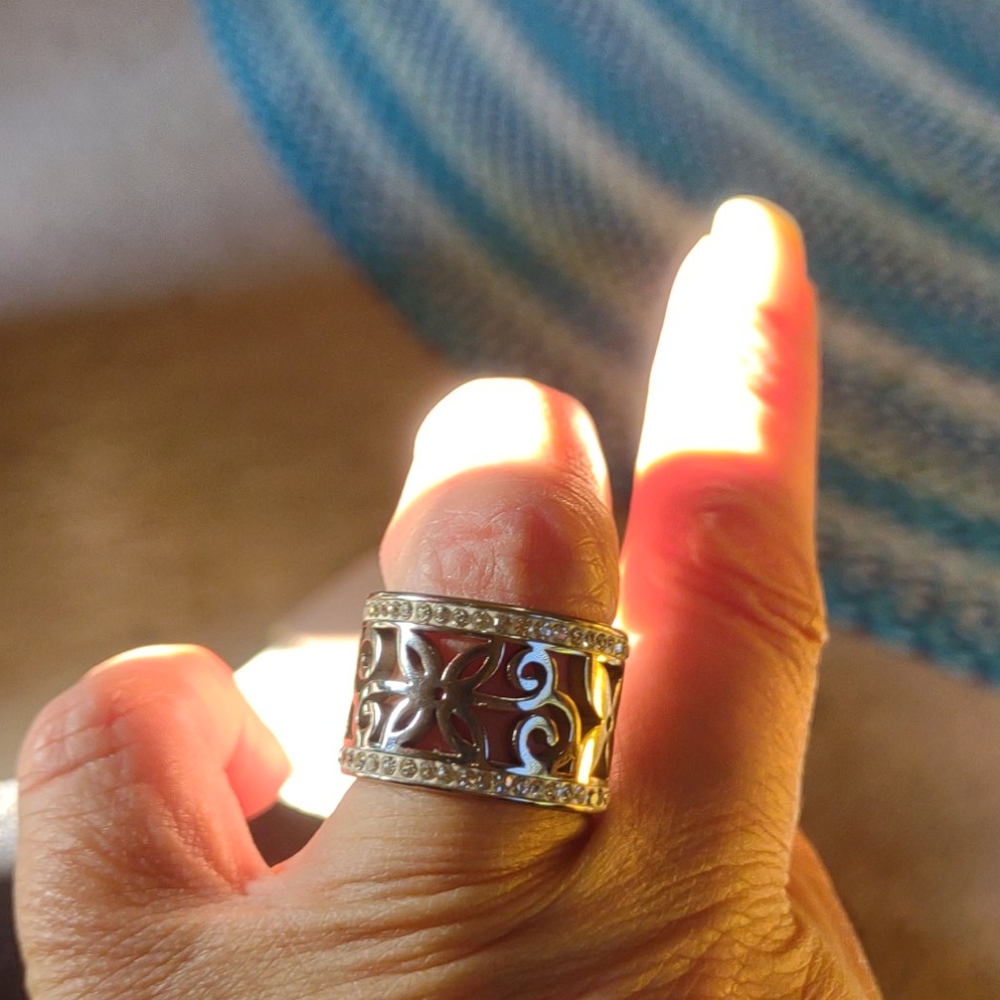 Gorgeous ring - Picture 3 of 3
